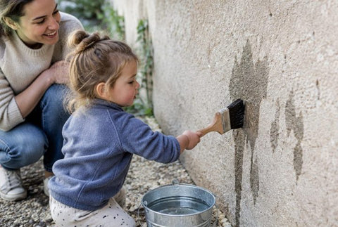 Peindre à l’eau sur le mur